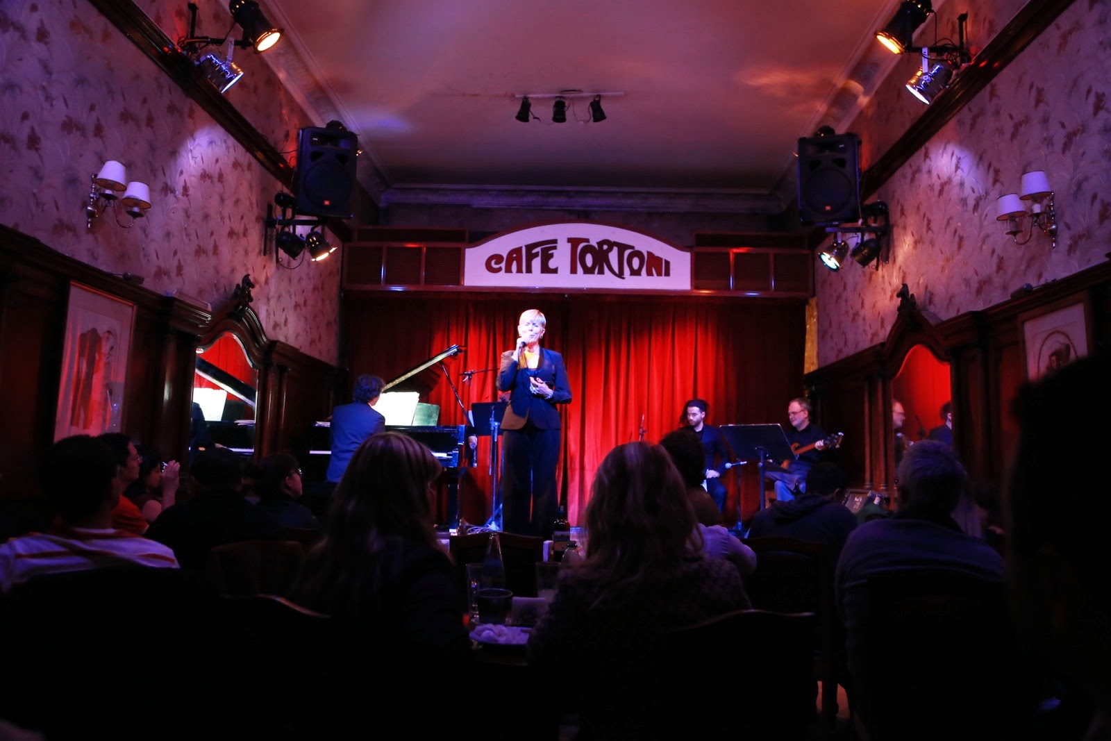 Orchestre sur la scène du Café Tortoni