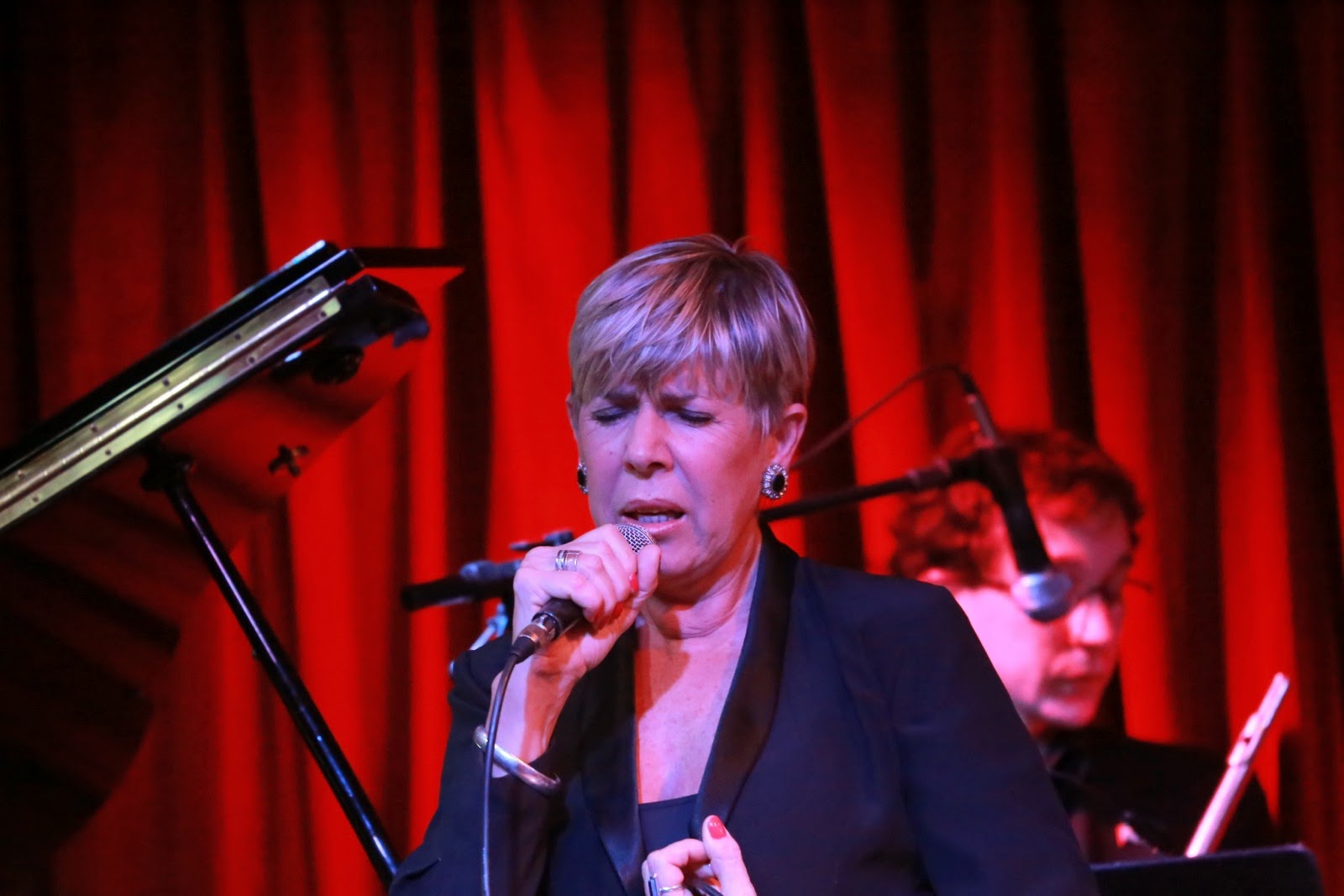 Chanteuse de tango au micro