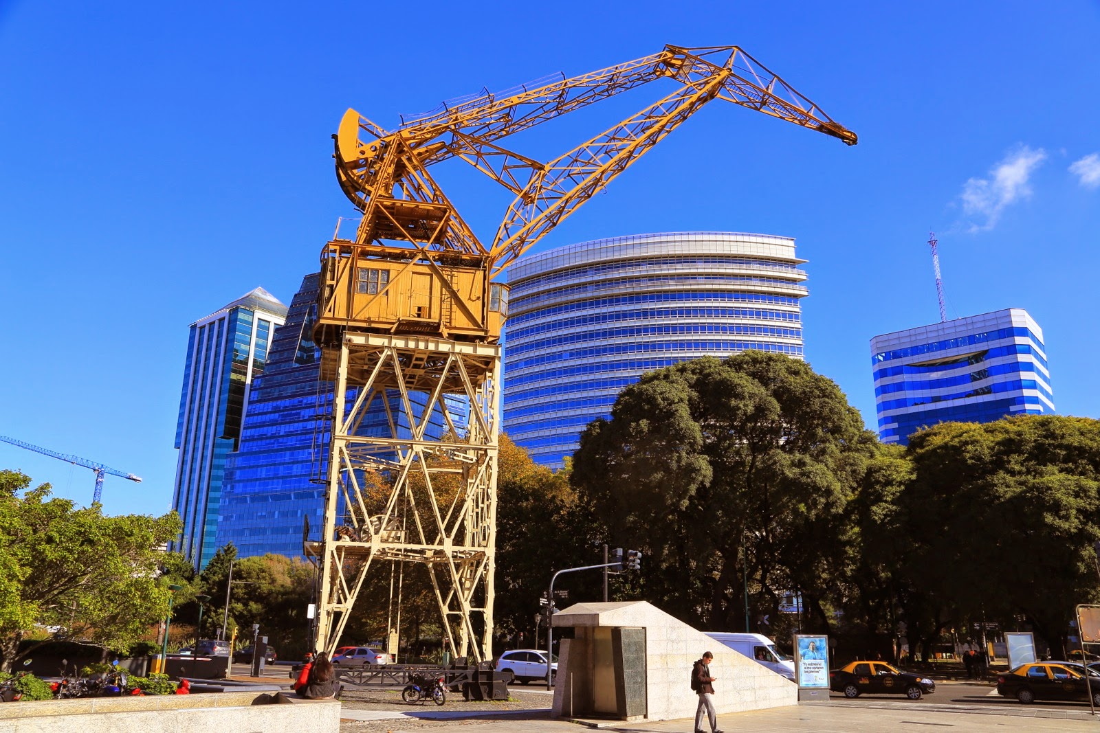 Grue rouge et tours modernes