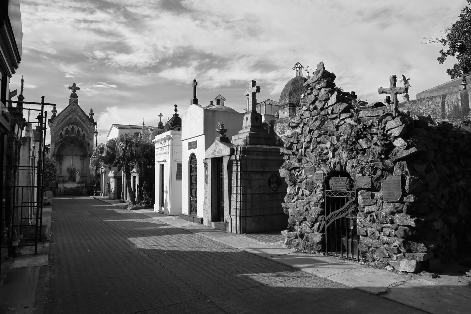 Tombeau en pierre en noir et blanc