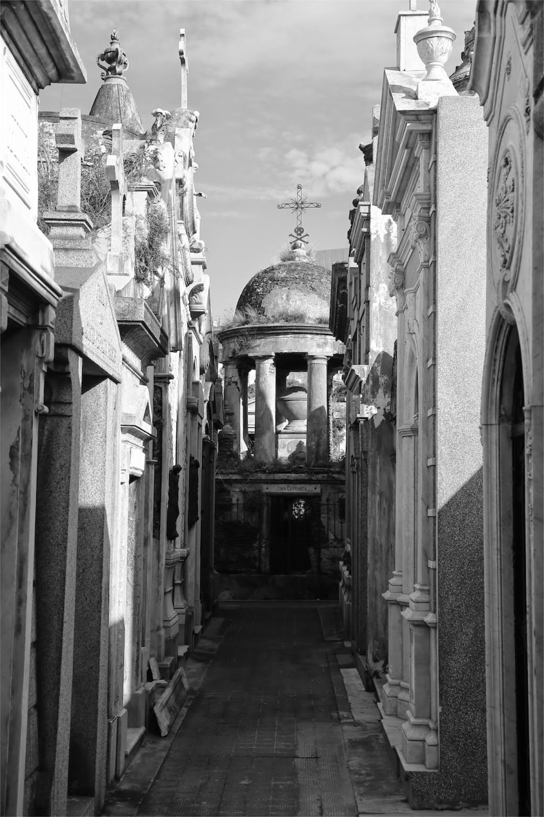 Statues et caveaux en noir et blanc