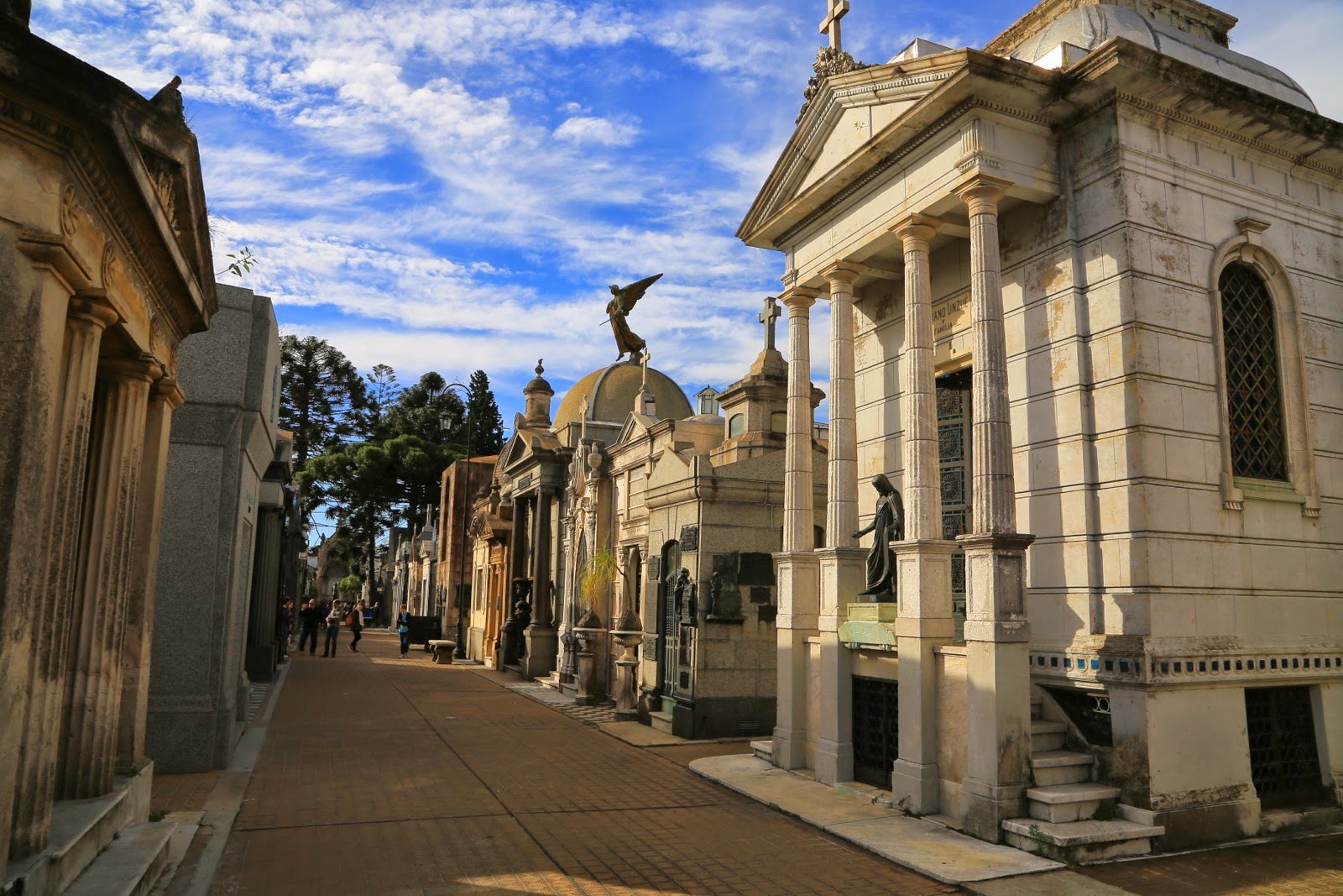 Allée de tombeaux en marbre