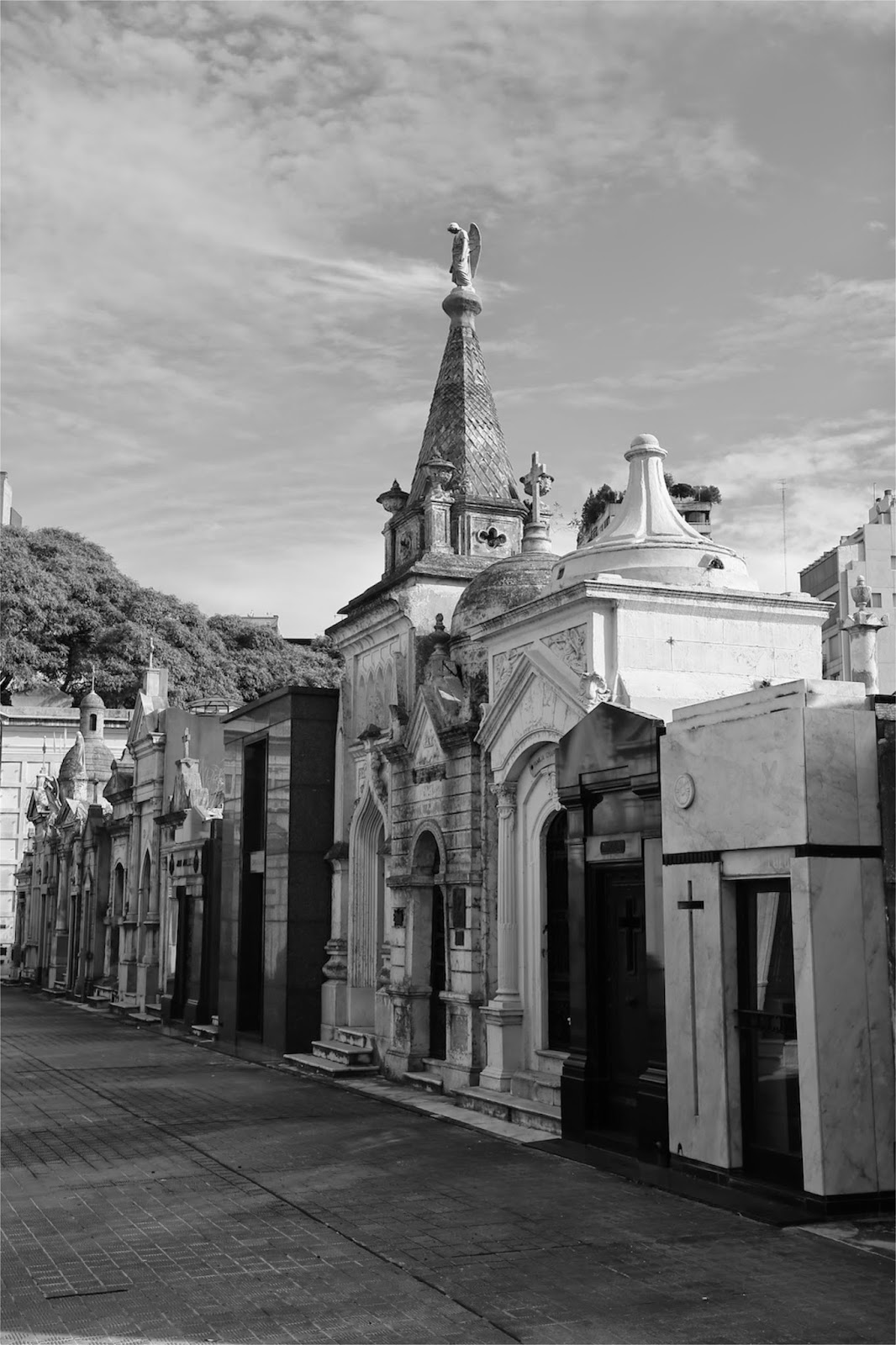 Tombeaux et croix en noir et blanc