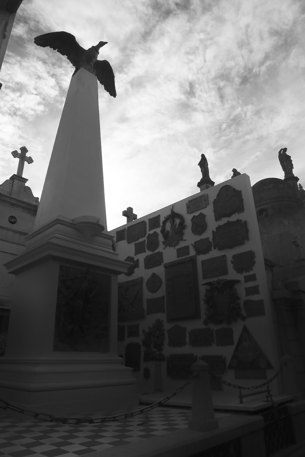 Croix et statues en contre-jour