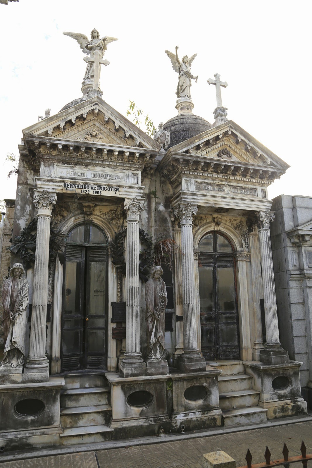 Façade sculptée d’un caveau