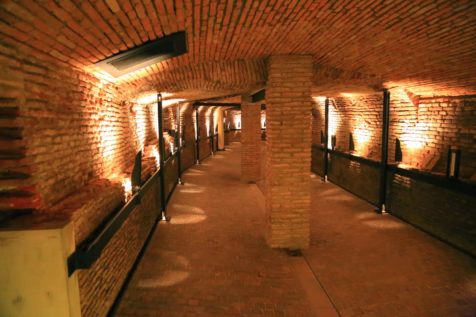 Tunnel souterrain éclairé
