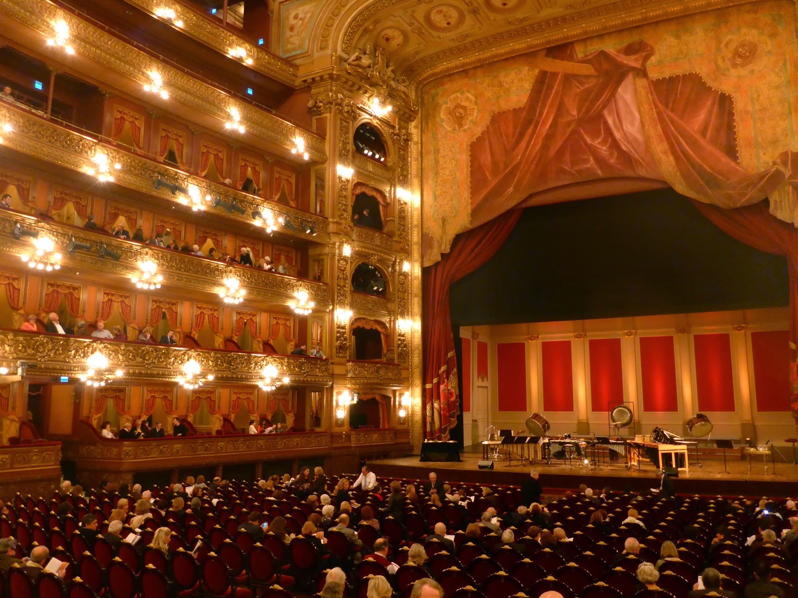 Salle rouge et dorée du Teatro Colón