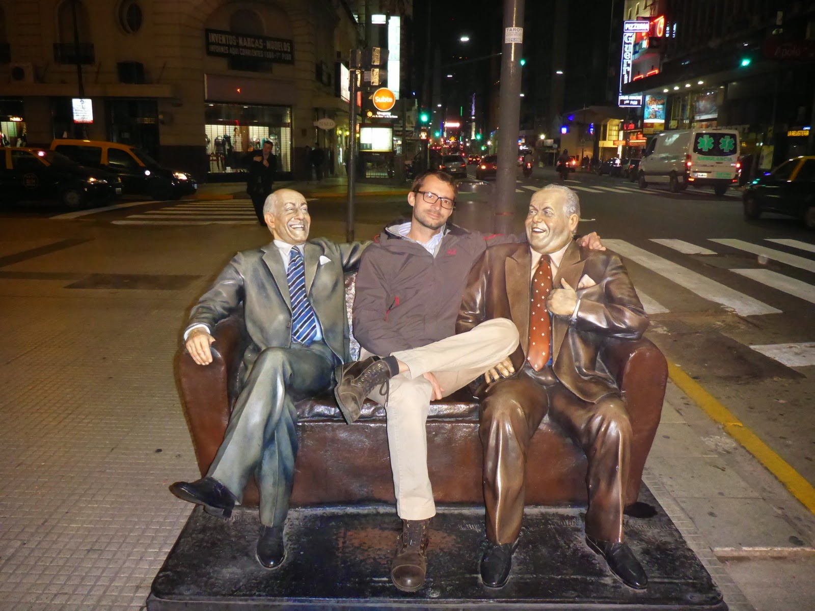 Assis sur un banc à côté d’une statue