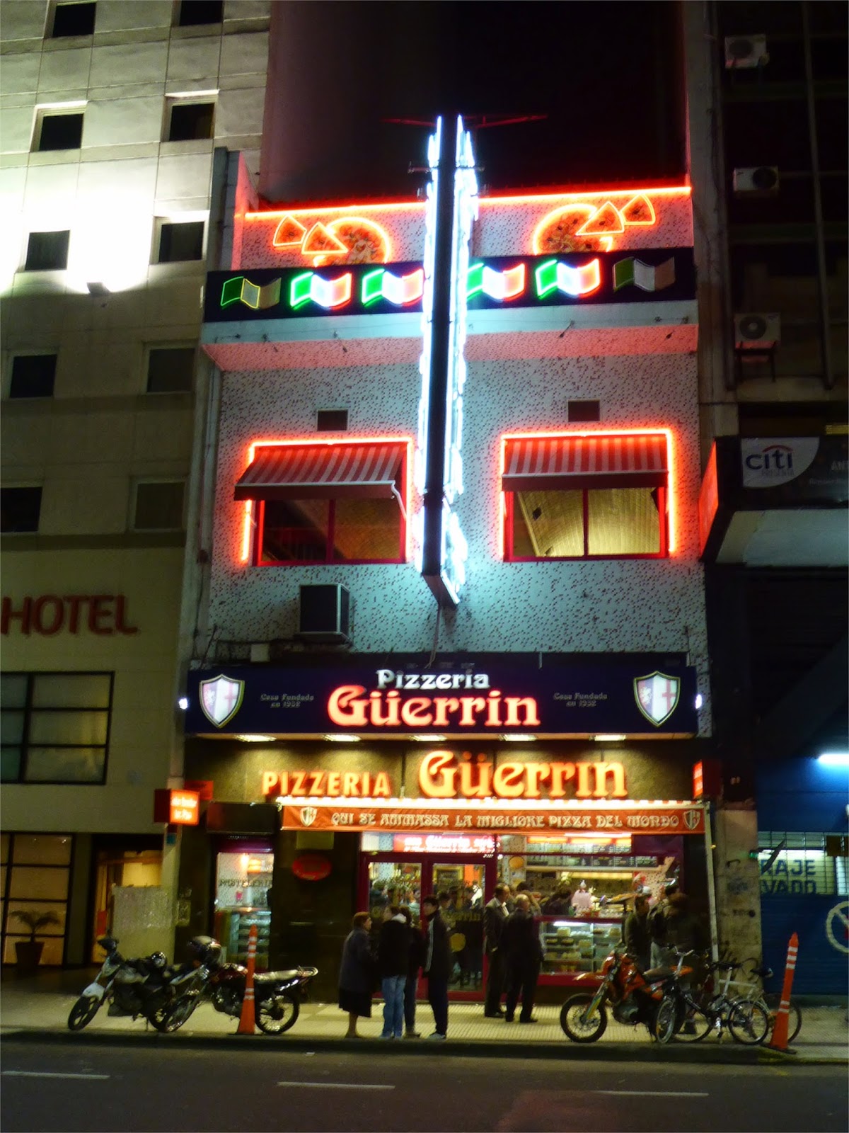 Enseigne lumineuse de la pizzeria Güerrín à Buenos Aires