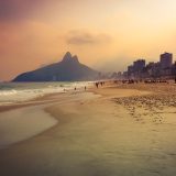 Plage d’Ipanema au coucher du soleil, à Rio