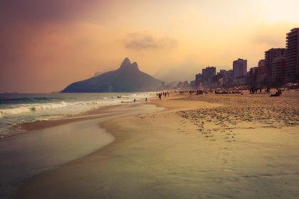 Plage d’Ipanema au coucher du soleil, à Rio