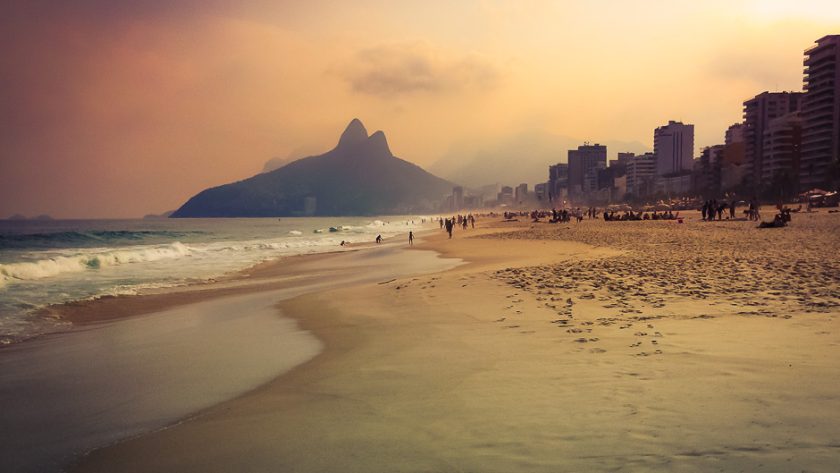 Plage d’Ipanema au coucher du soleil, à Rio