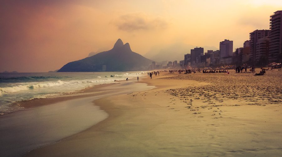 Plage d’Ipanema au coucher du soleil, à Rio