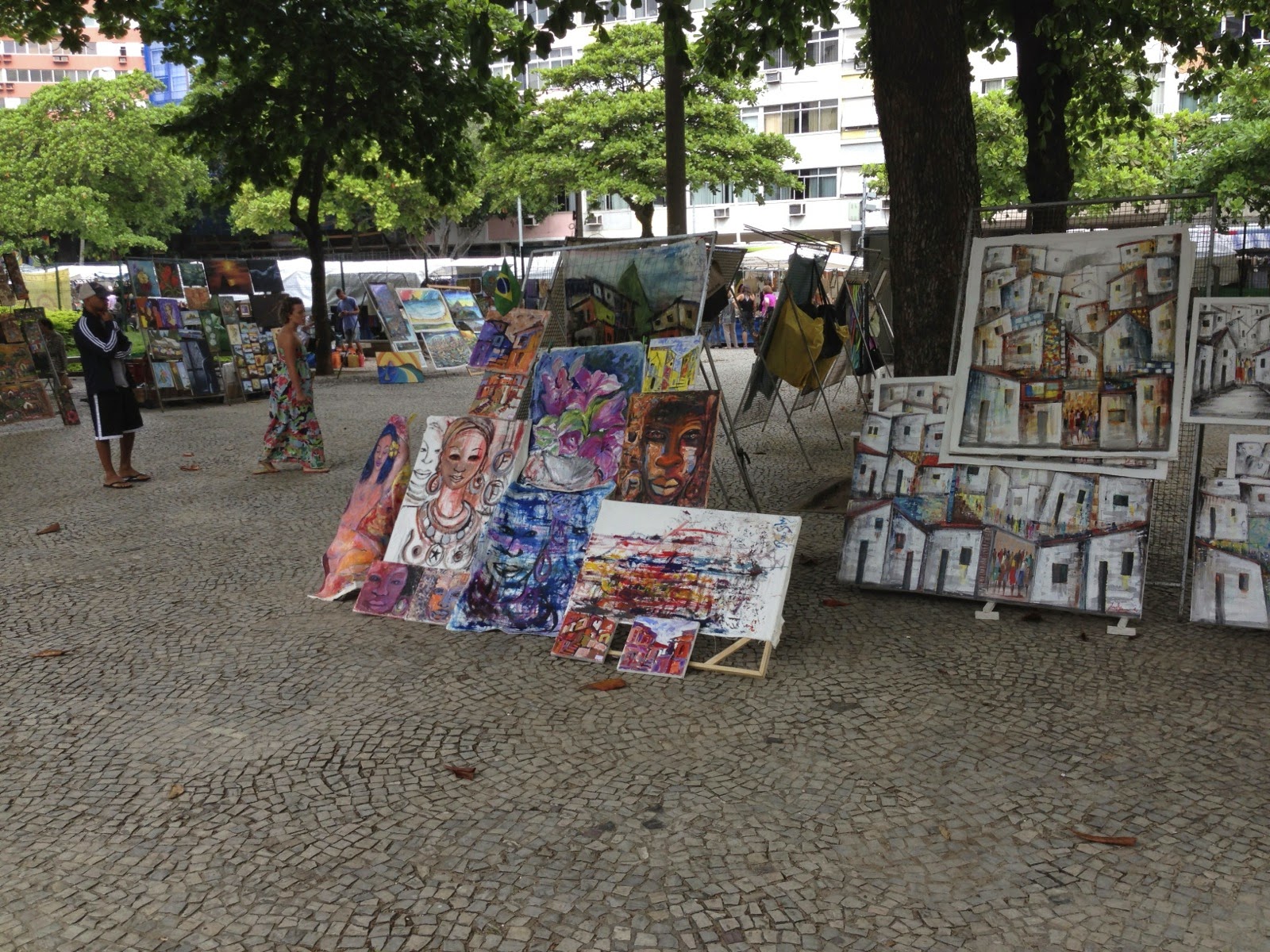 Marché des artistes sur une place d’Ipanema
