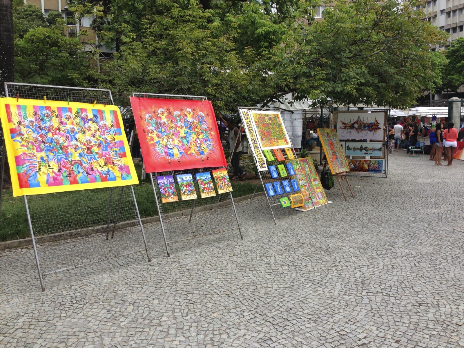 Tableaux colorés exposés au marché des artistes