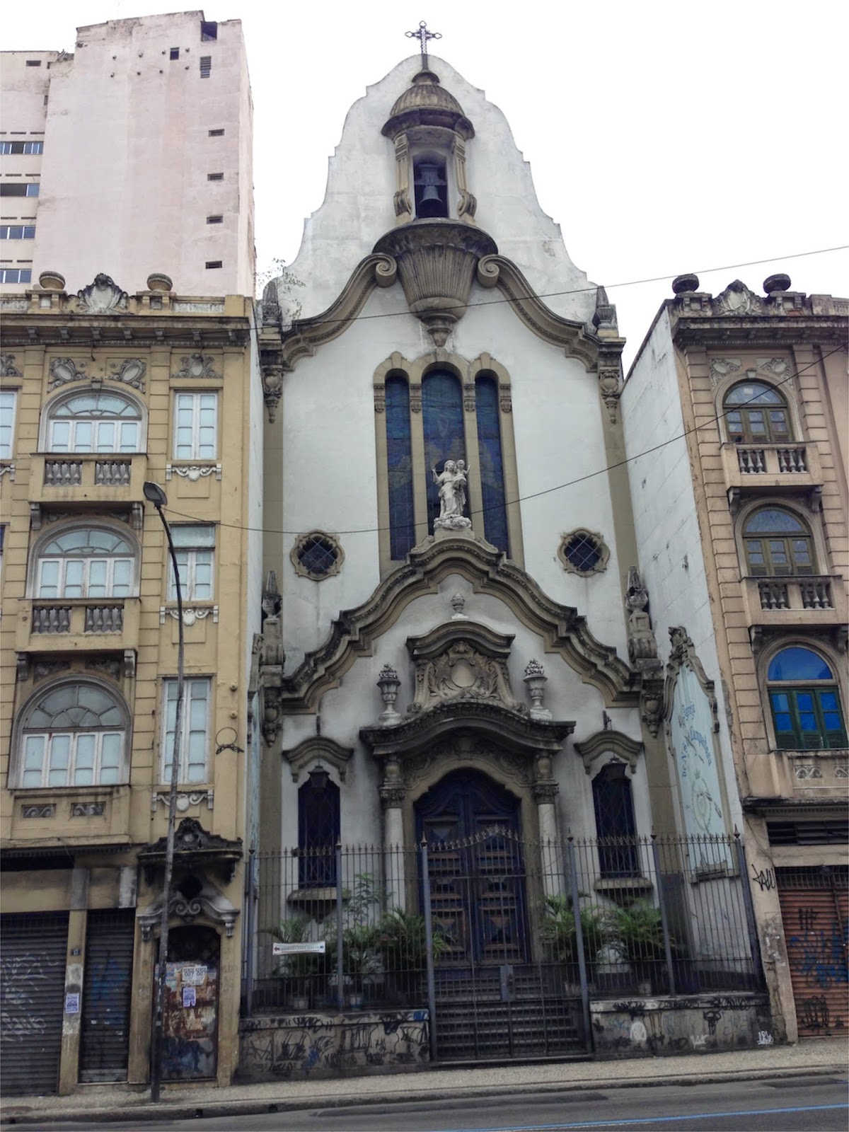 Façade d’église entre deux immeubles