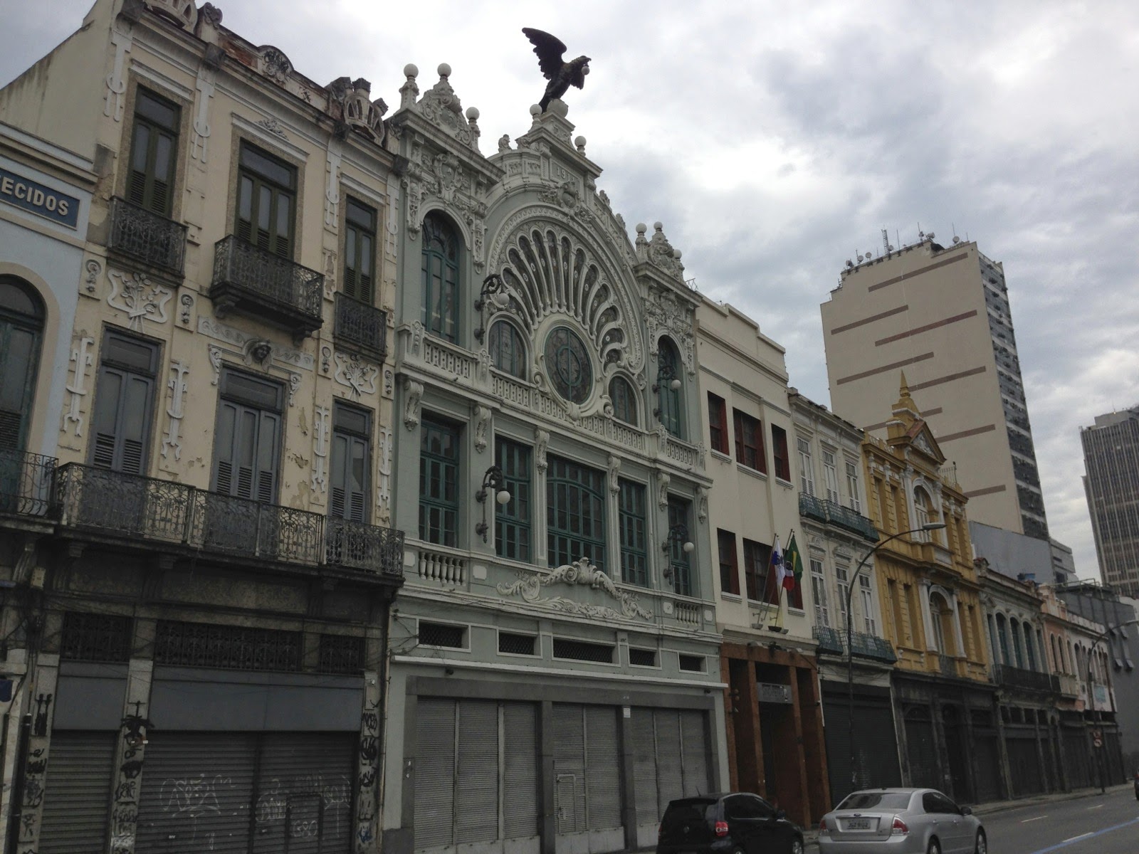 Façades anciennes sous un ciel gris