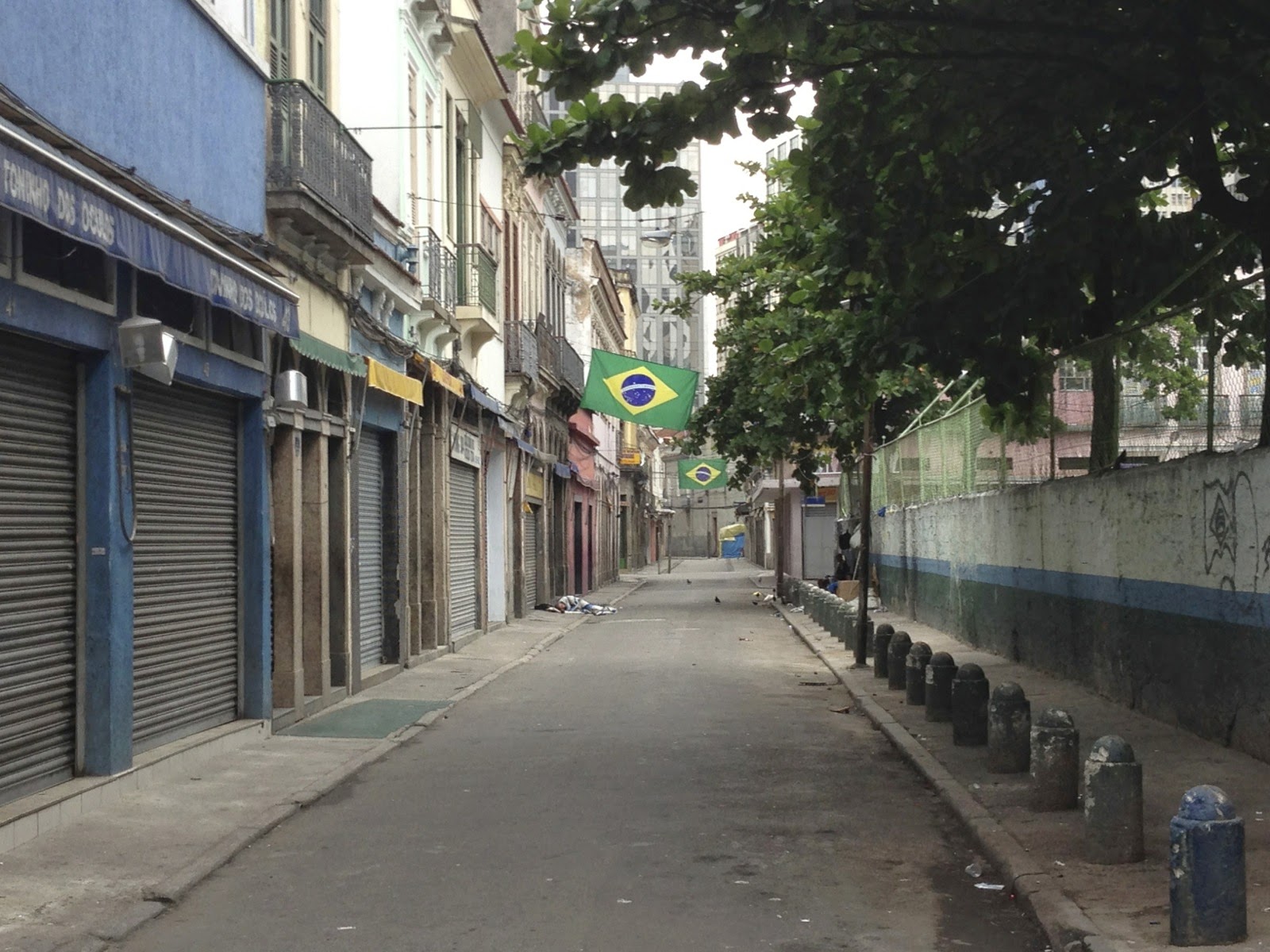 Rue déserte du centro un dimanche