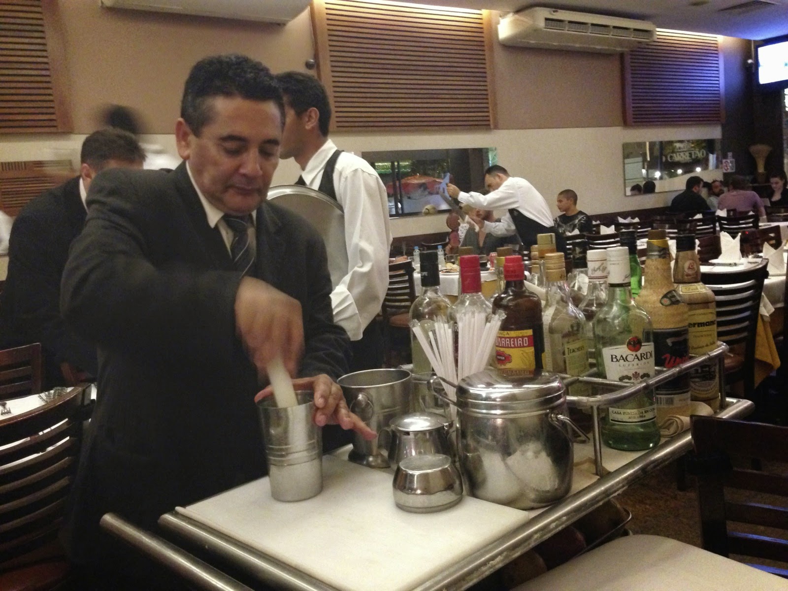 Barman préparant les caïpirinhas à table