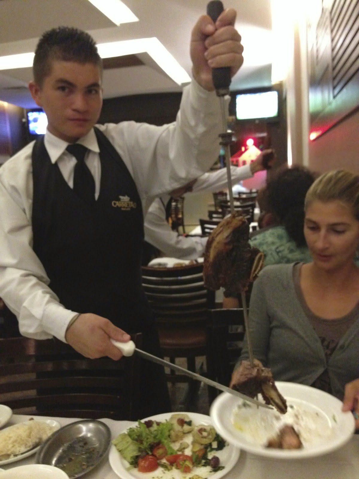 Serveur découpant la viande dans la churrascaria