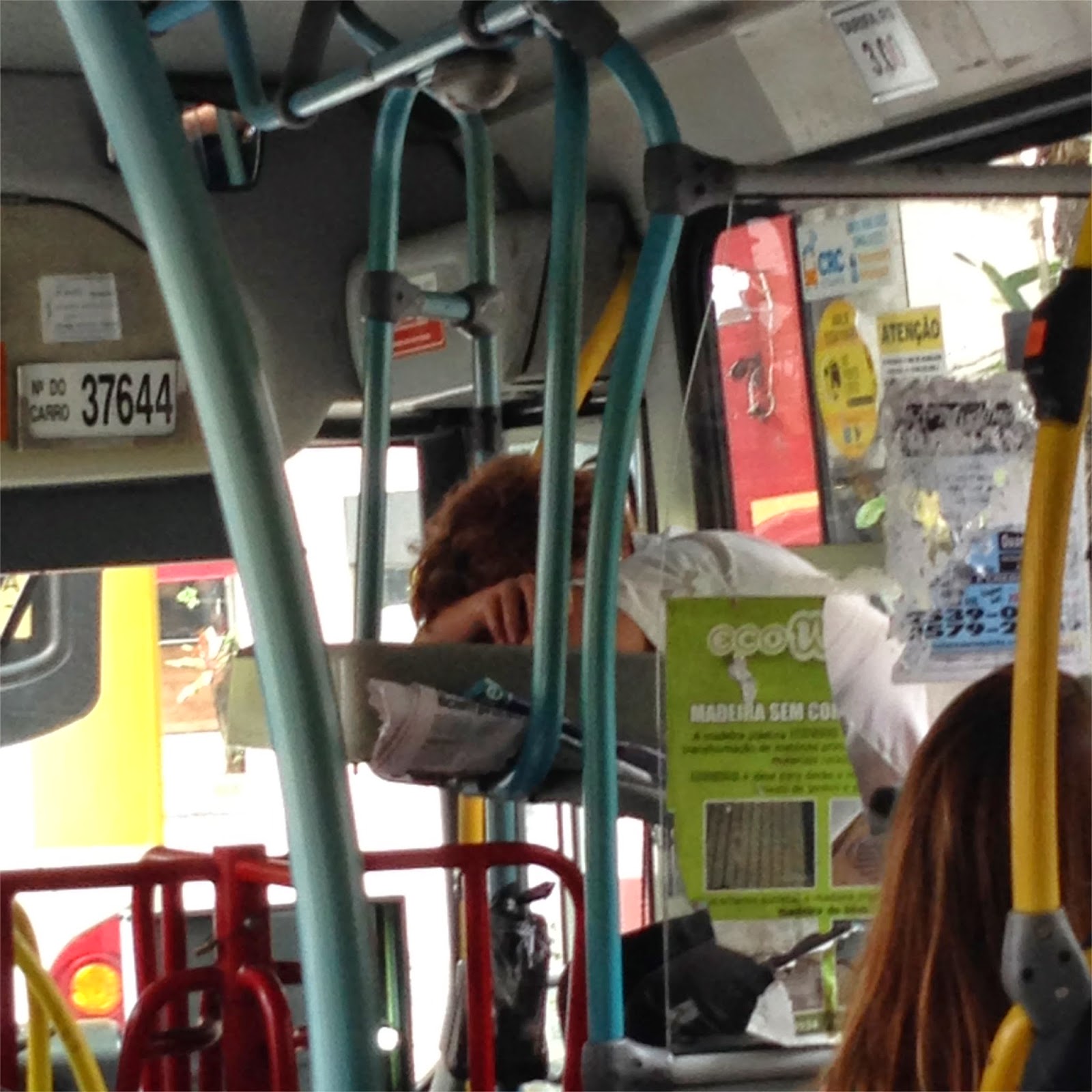 Contrôleuse endormie dans le bus