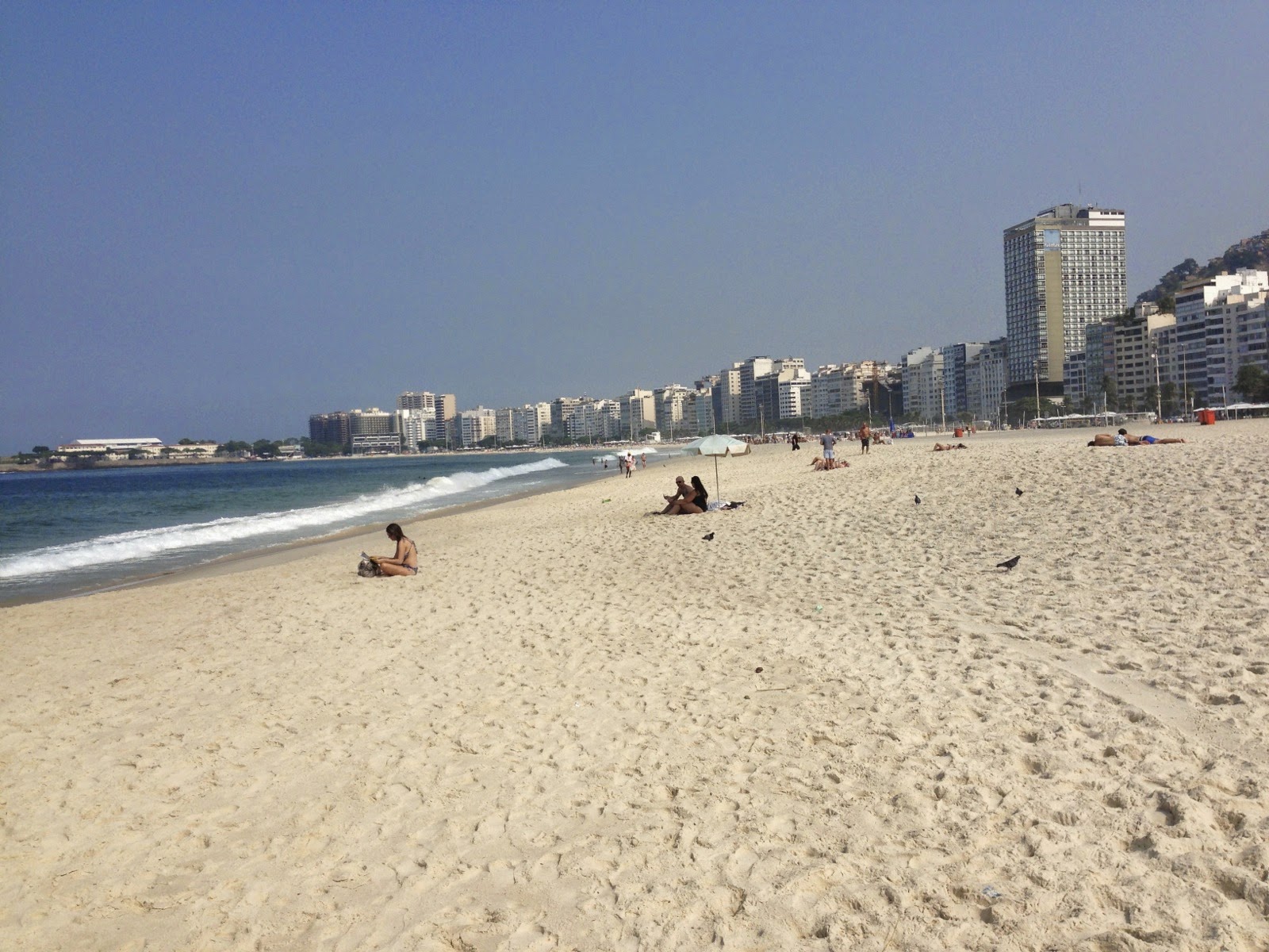 Sable blanc et immeubles de Copacabana