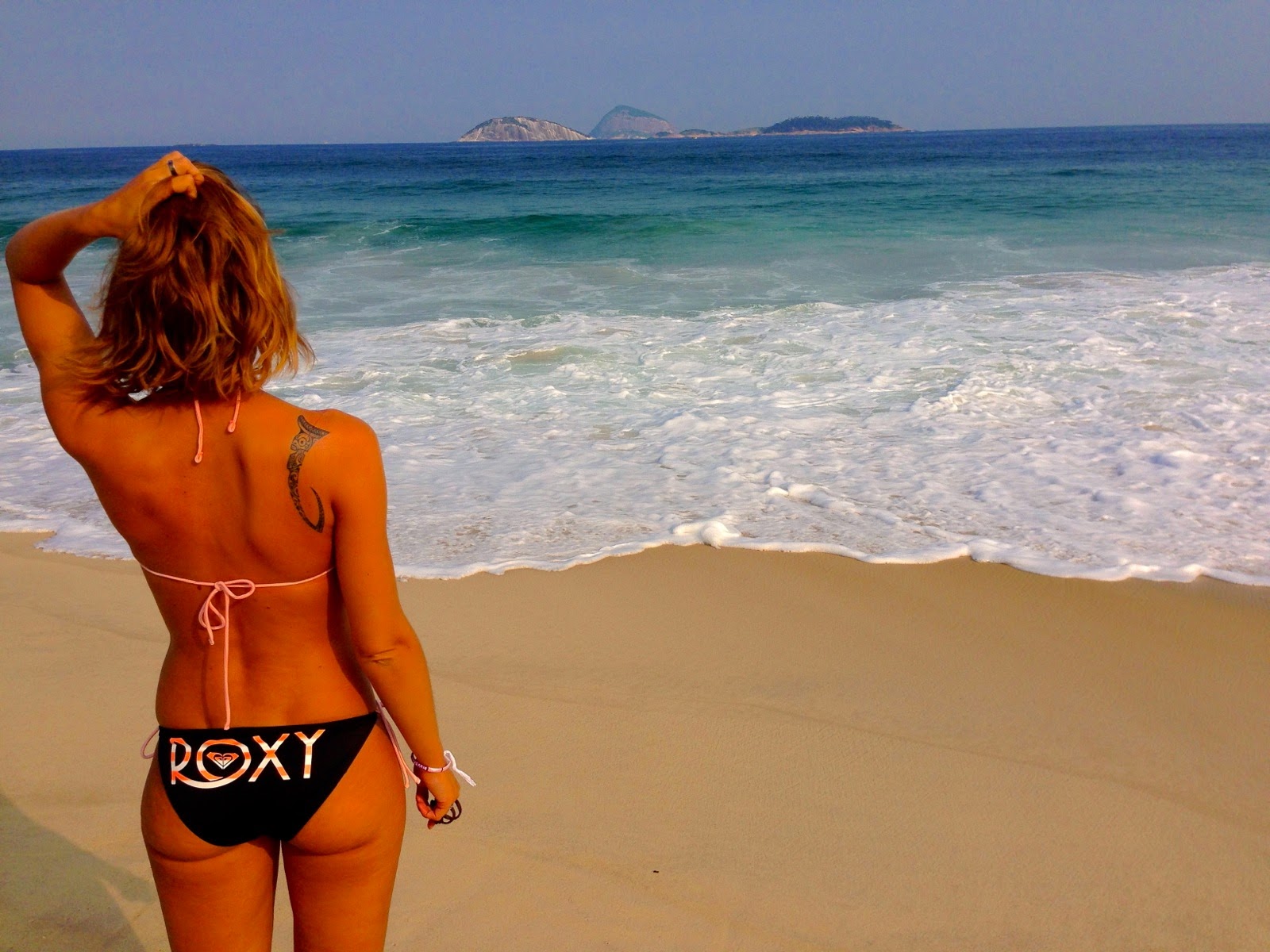 Face aux vagues sur la plage