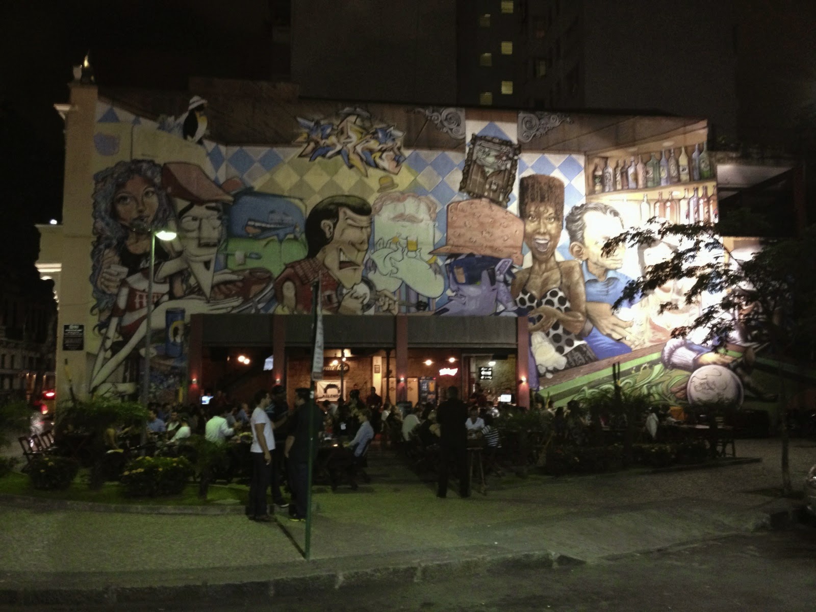Fresque et bar animé à Lapa