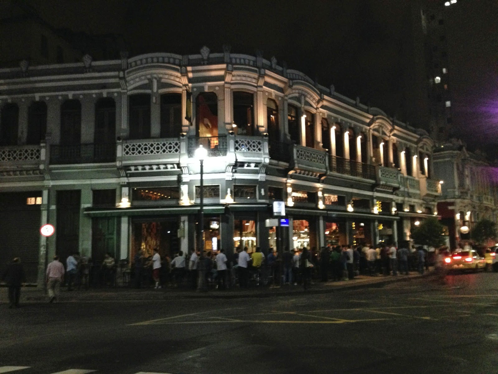 Façade éclairée d’un bar de Lapa
