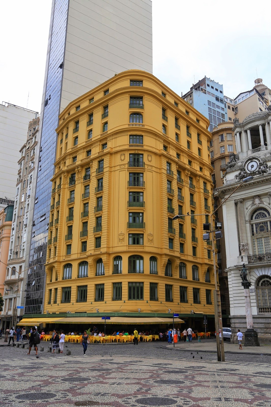 Immeuble jaune de style ancien dans le centro
