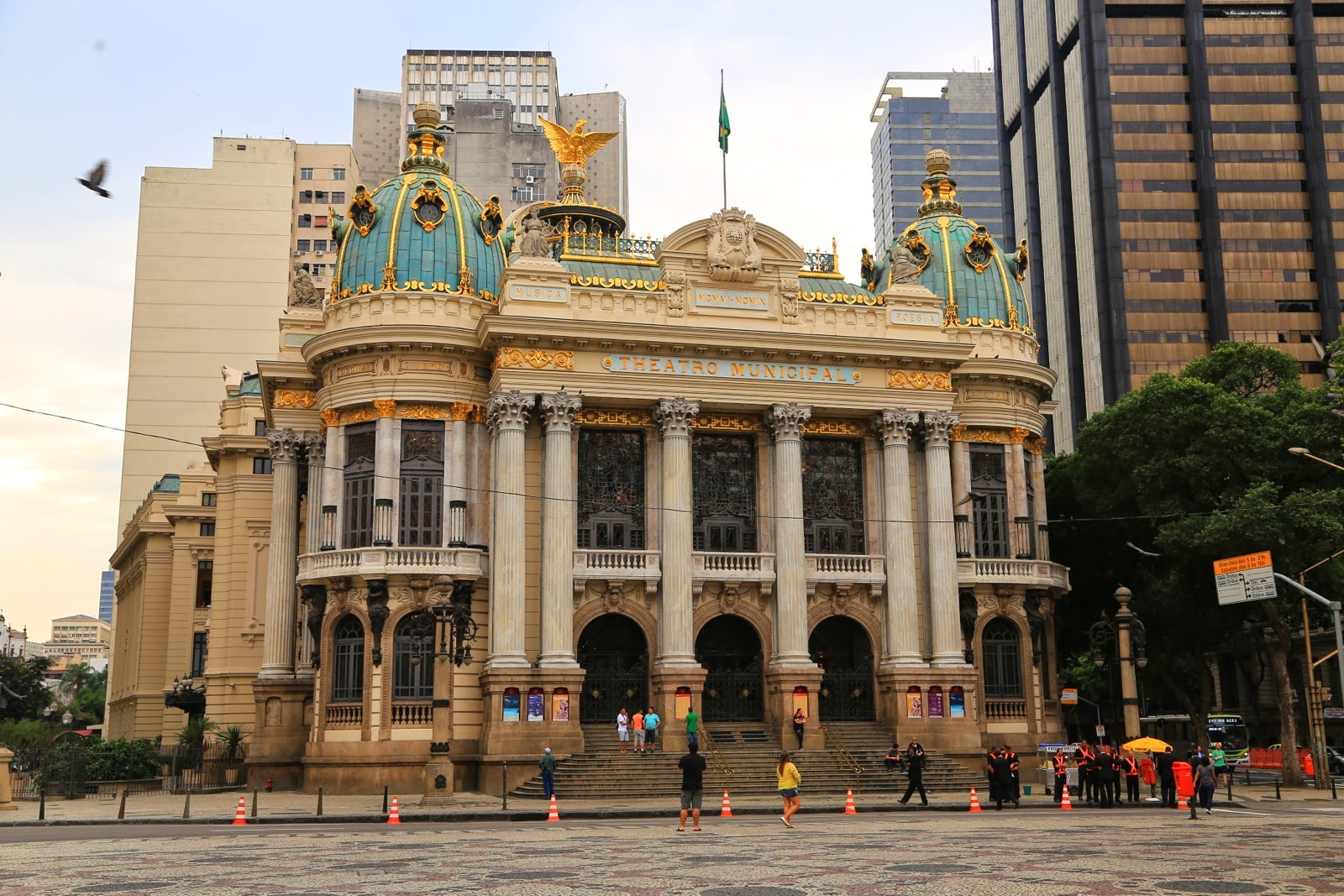 Le Teatro Municipal entre les gratte-ciel