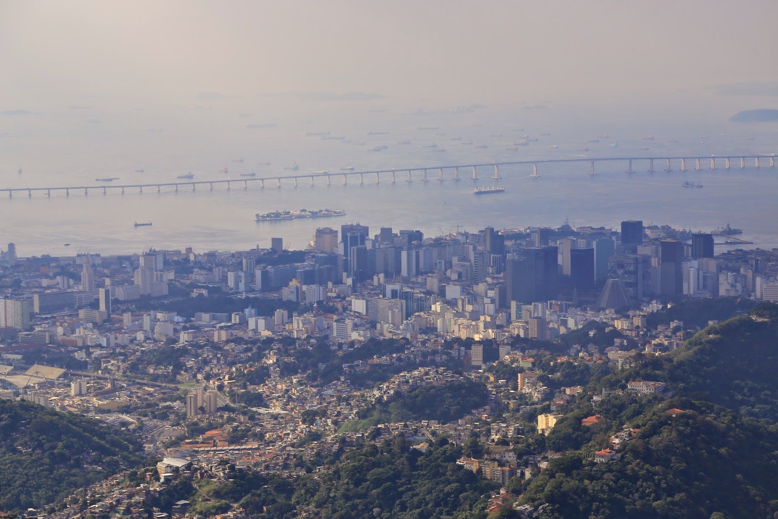 Vue plongeante sur la ville et la baie