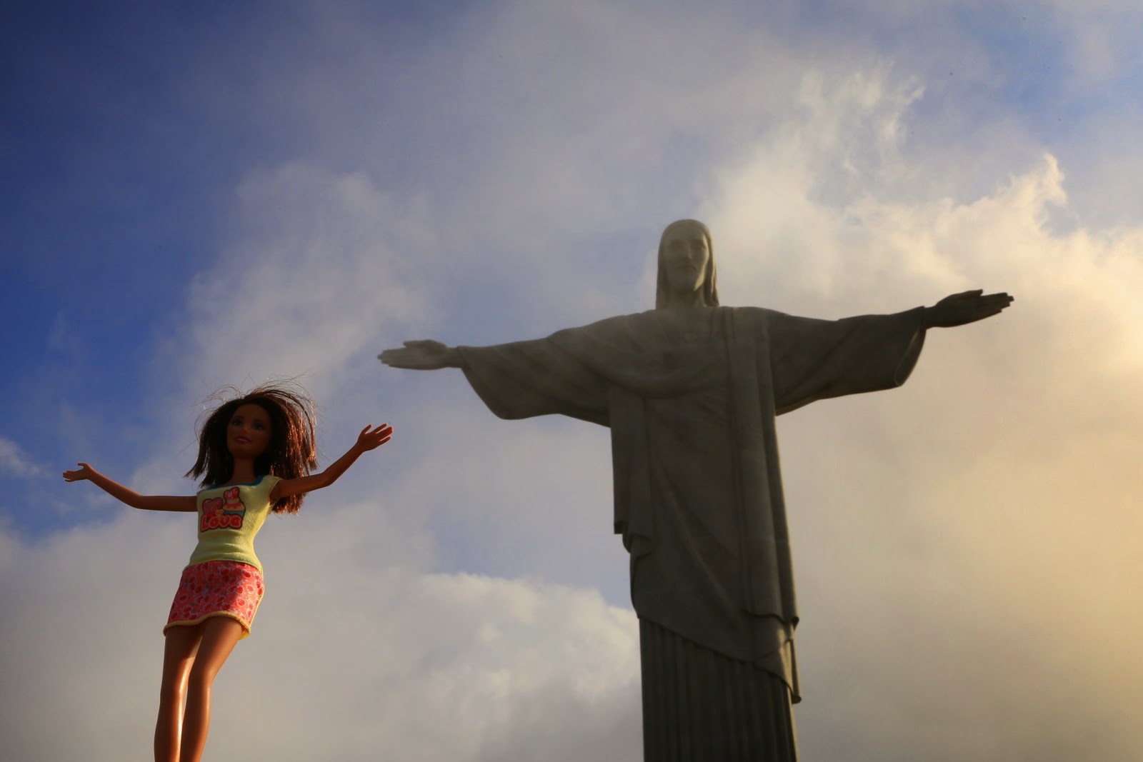 Barbie imite la pose du Cristo Redentor