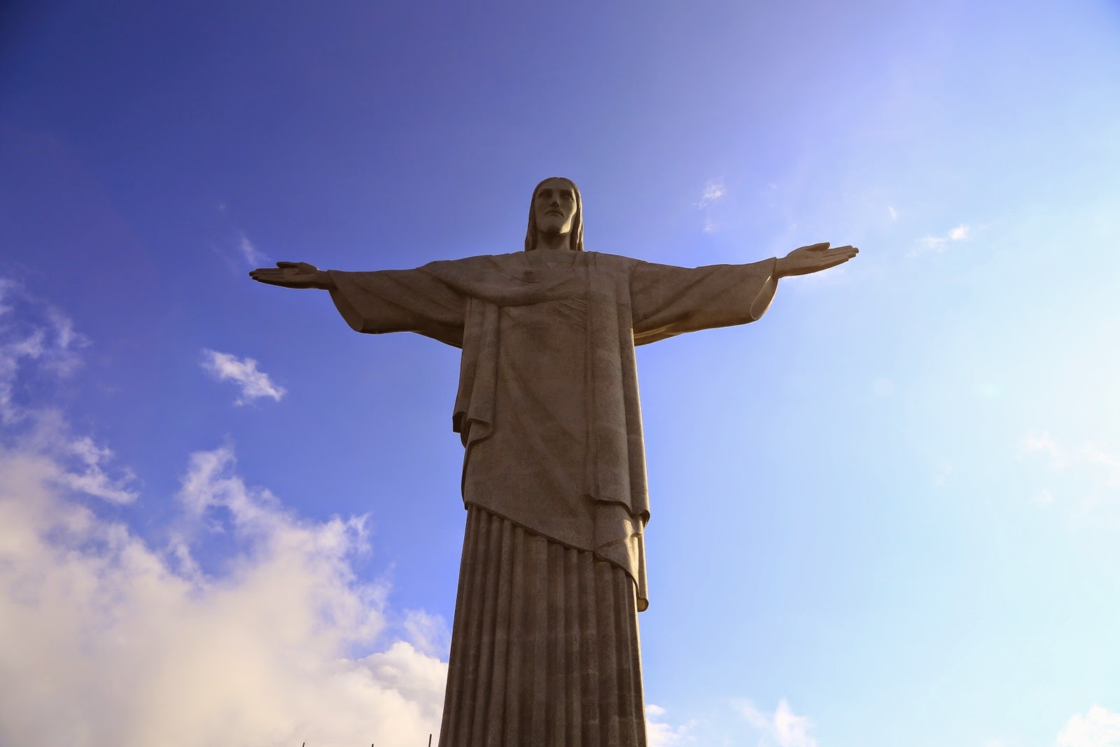 Le Cristo Redentor sous le ciel bleu