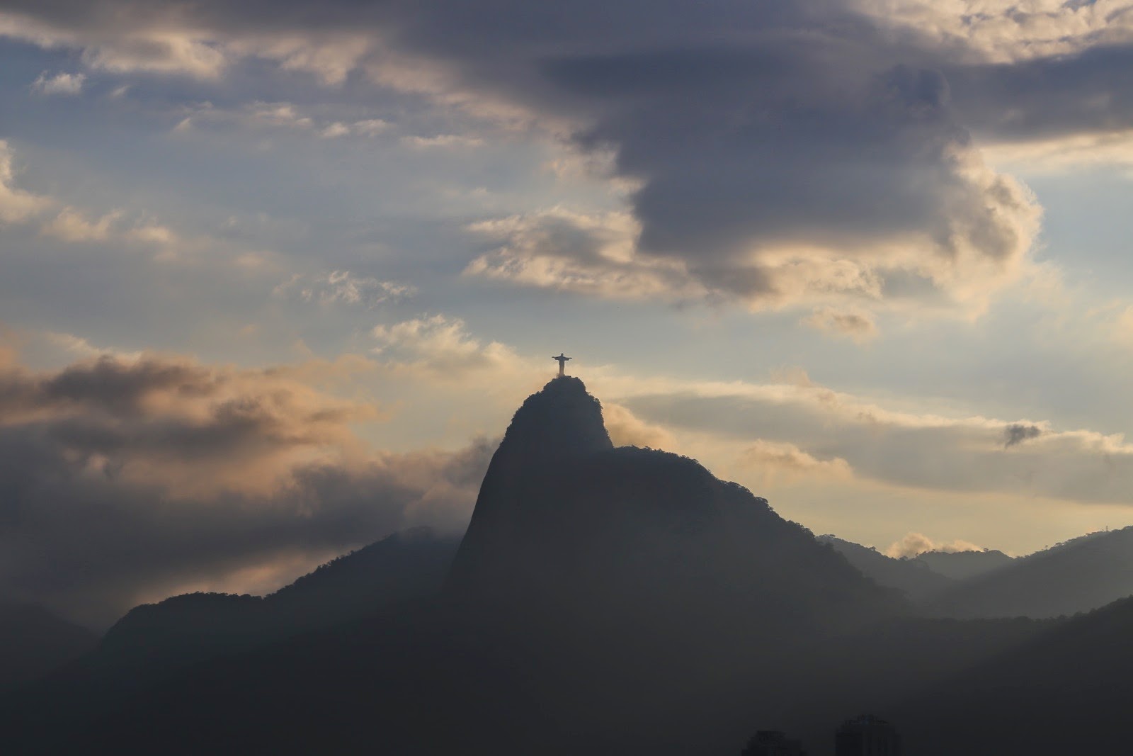 Silhouette du Corcovado au coucher du soleil