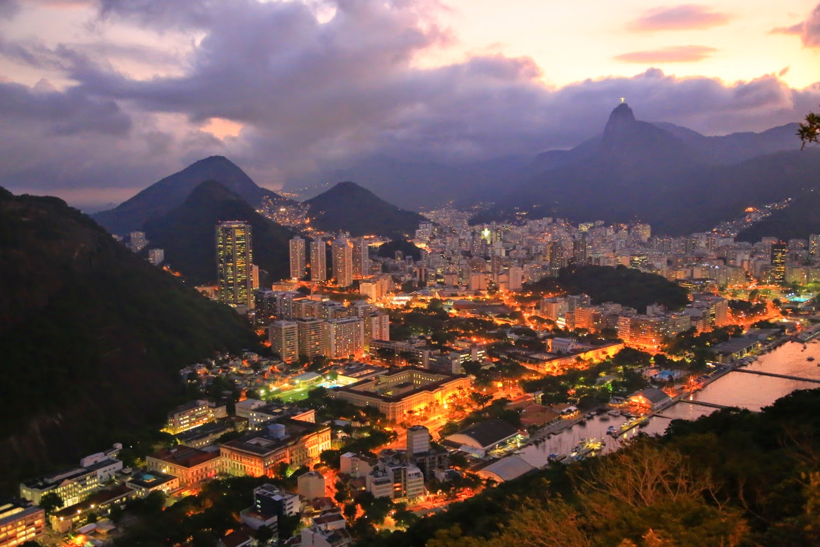Rio illuminée à la tombée de la nuit