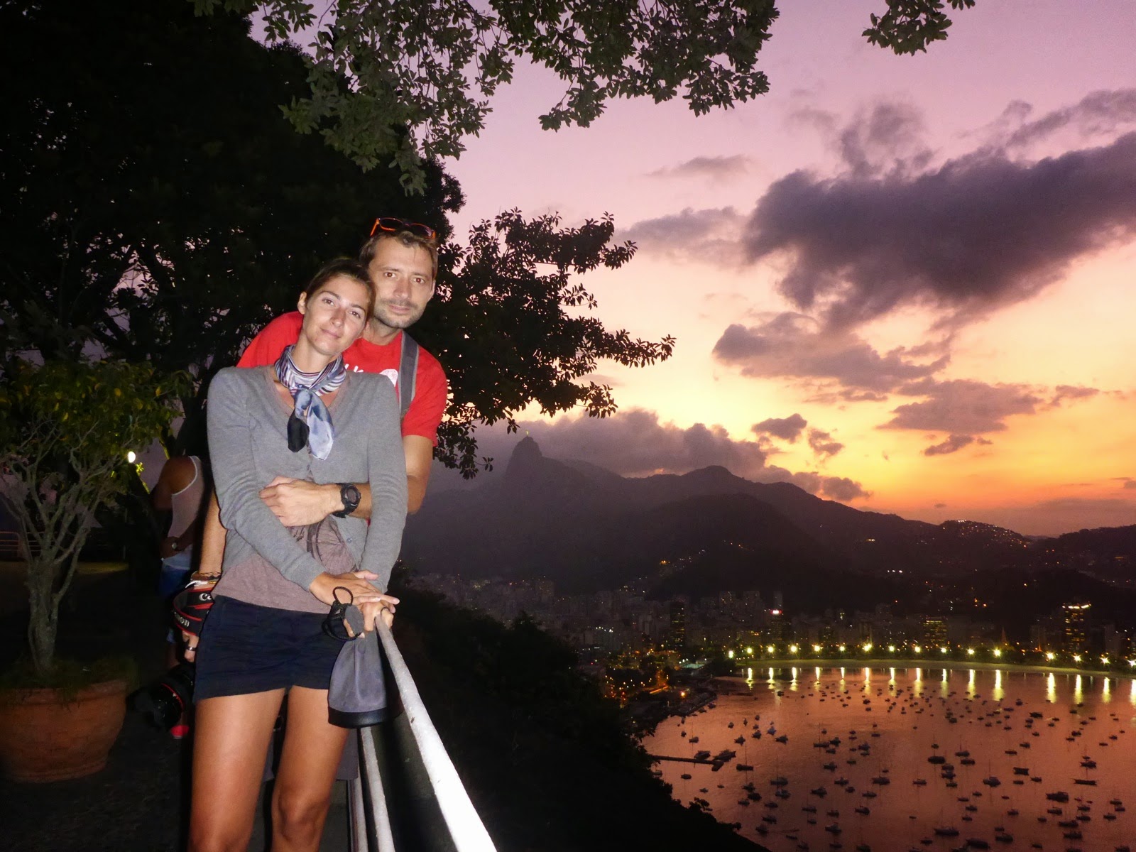 En couple au coucher du soleil sur le Pain de Sucre