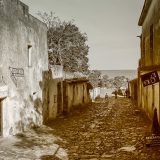 Ruelle pavée de Colonia del Sacramento en sépia, en Uruguay