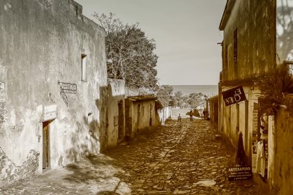 Ruelle pavée de Colonia del Sacramento en sépia, en Uruguay