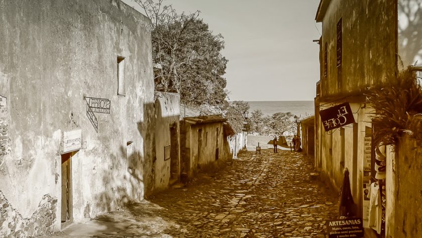 Ruelle pavée de Colonia del Sacramento en sépia, en Uruguay