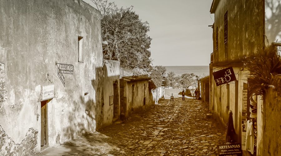 Ruelle pavée de Colonia del Sacramento en sépia, en Uruguay