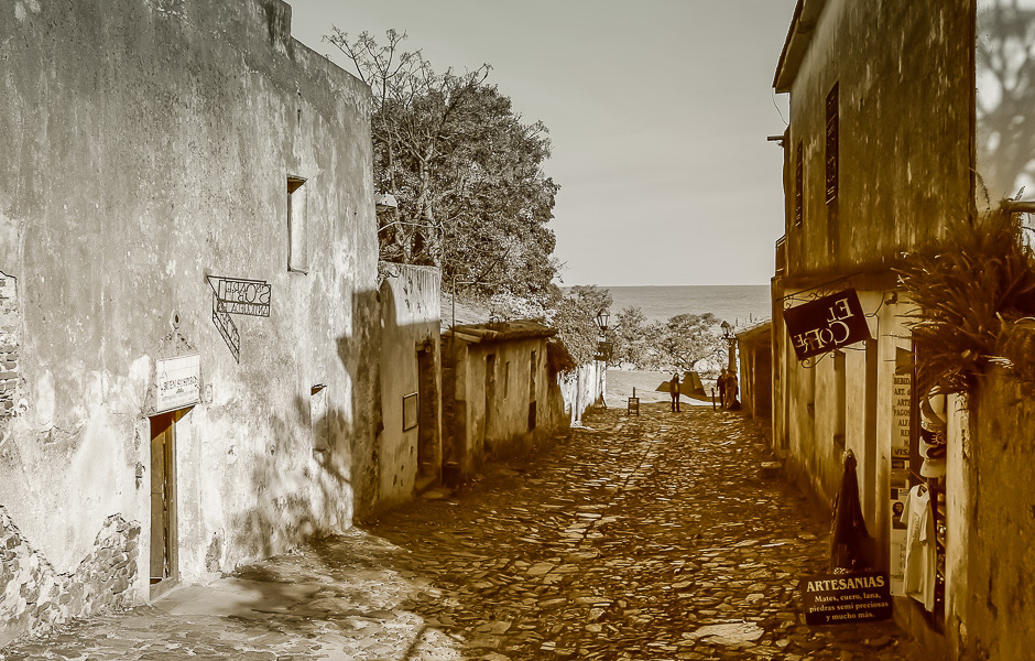 Ruelle pavée de Colonia del Sacramento en sépia, en Uruguay