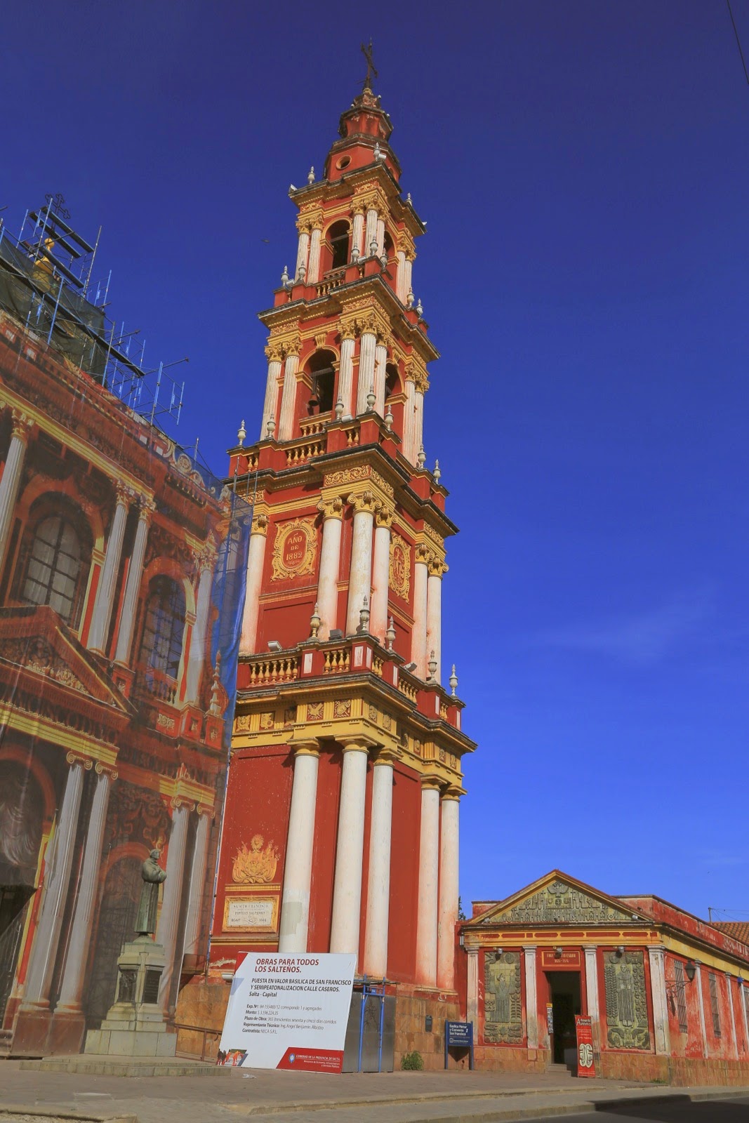 Clocher rouge et or de l’Iglesia San Francisco