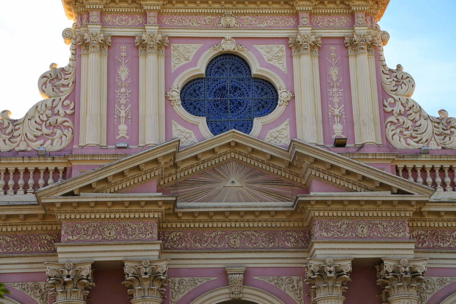 Façade rose et crème de la cathédrale