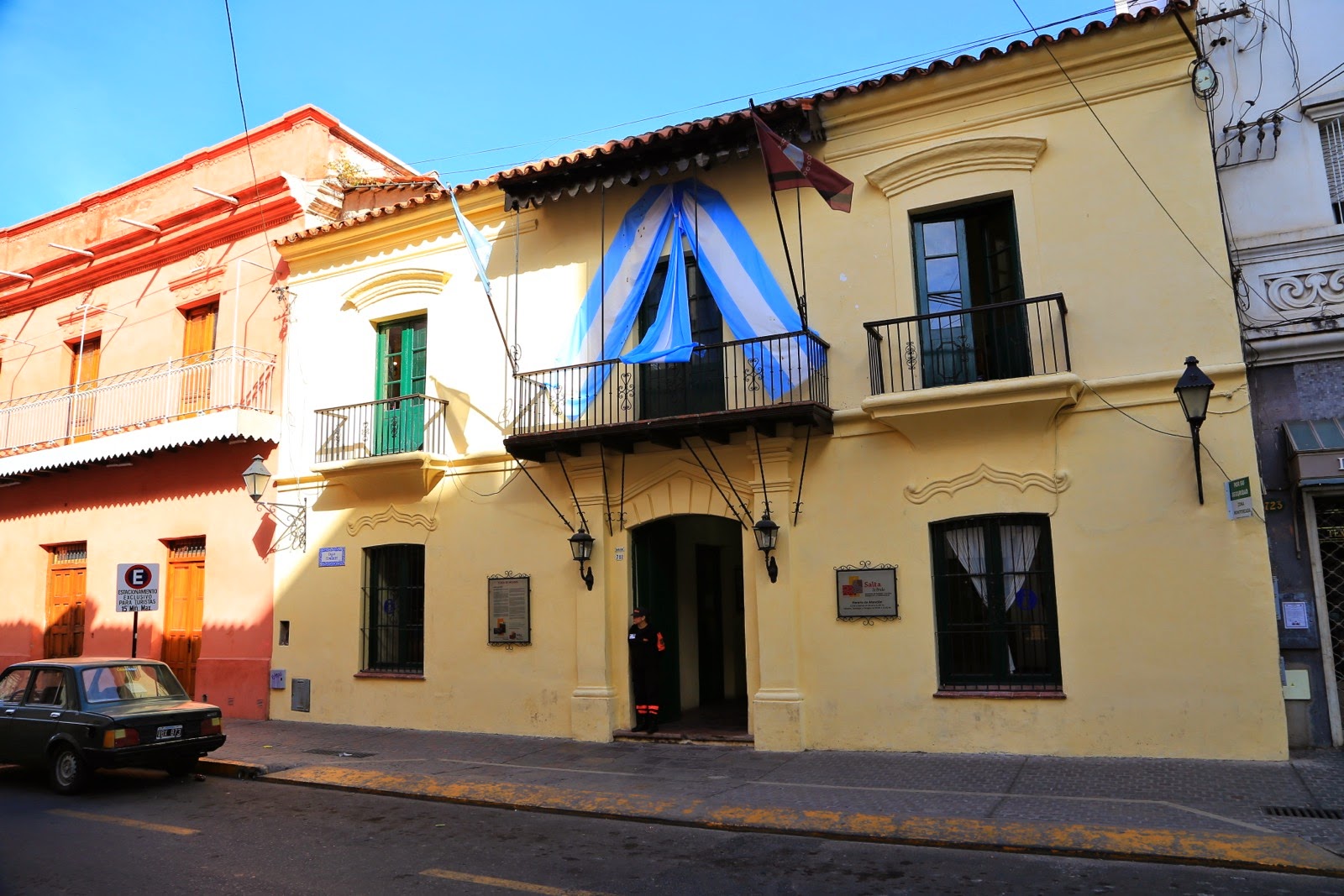 Maison coloniale jaune à balcon