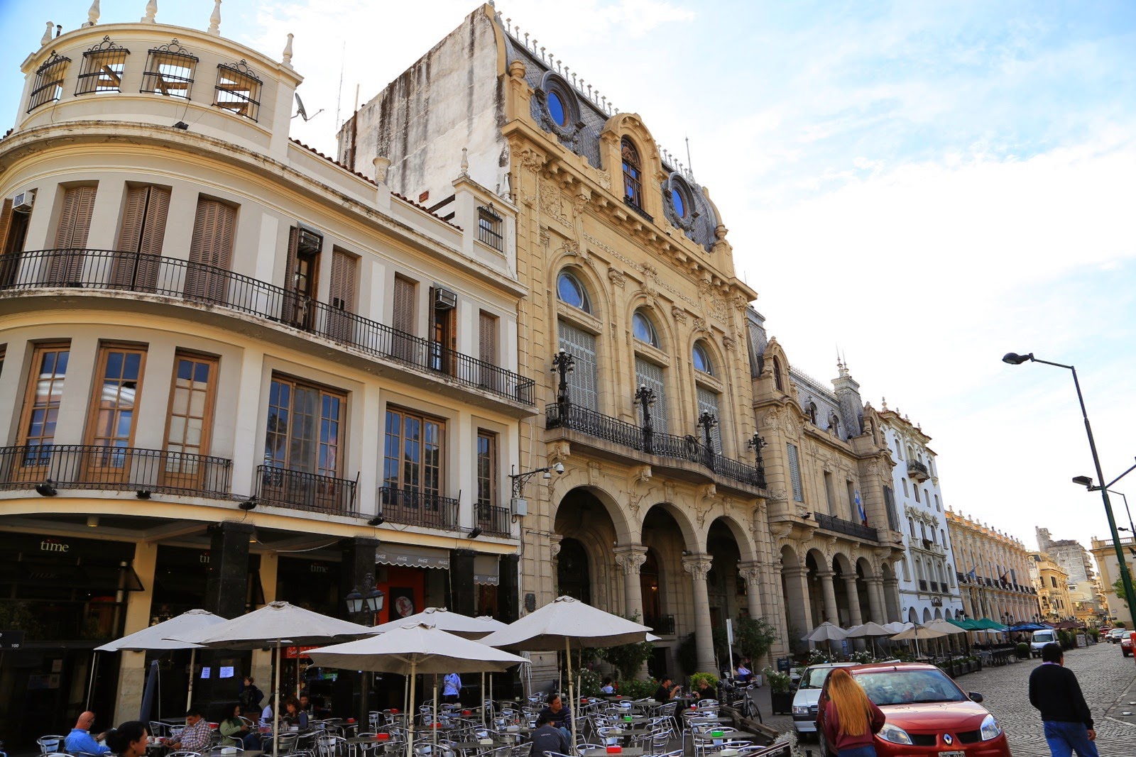 Immeuble ancien et terrasses de café