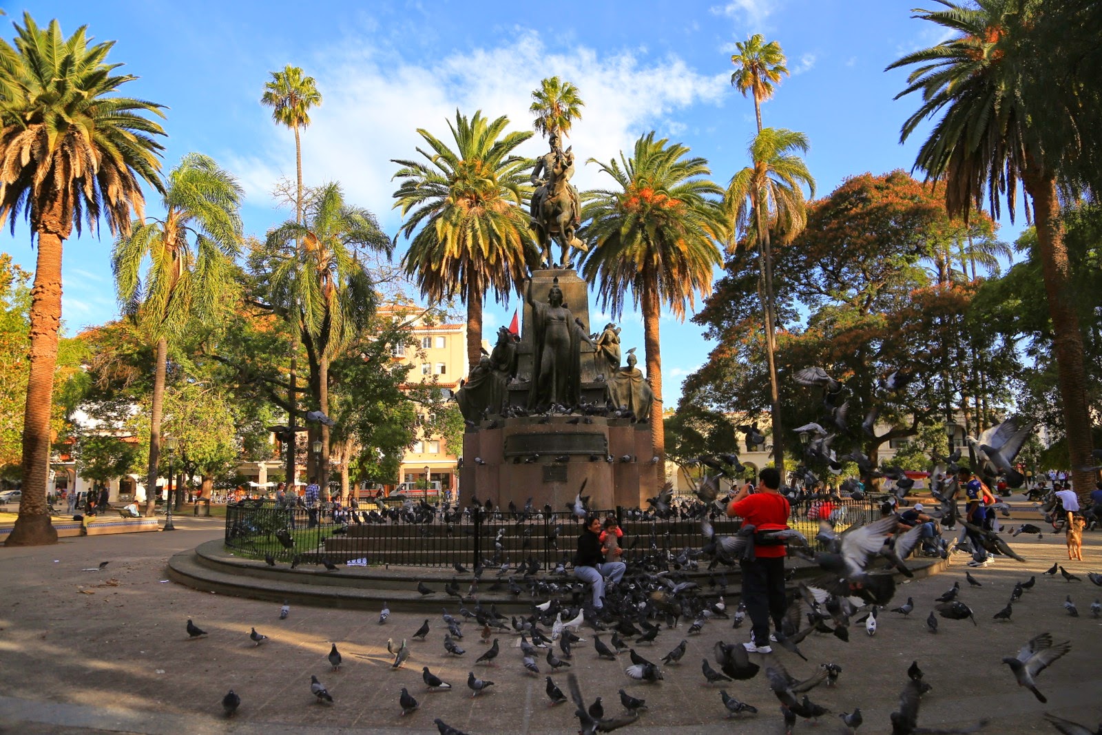 Palmiers et statue de la Plaza 9 de Julio