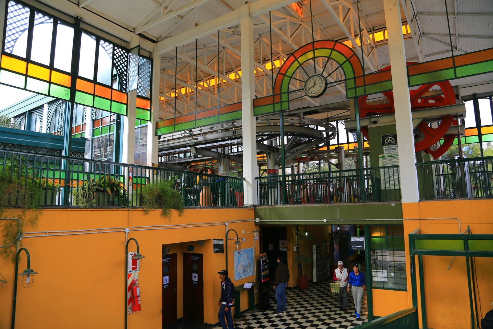 Gare du téléphérique et ses vitraux