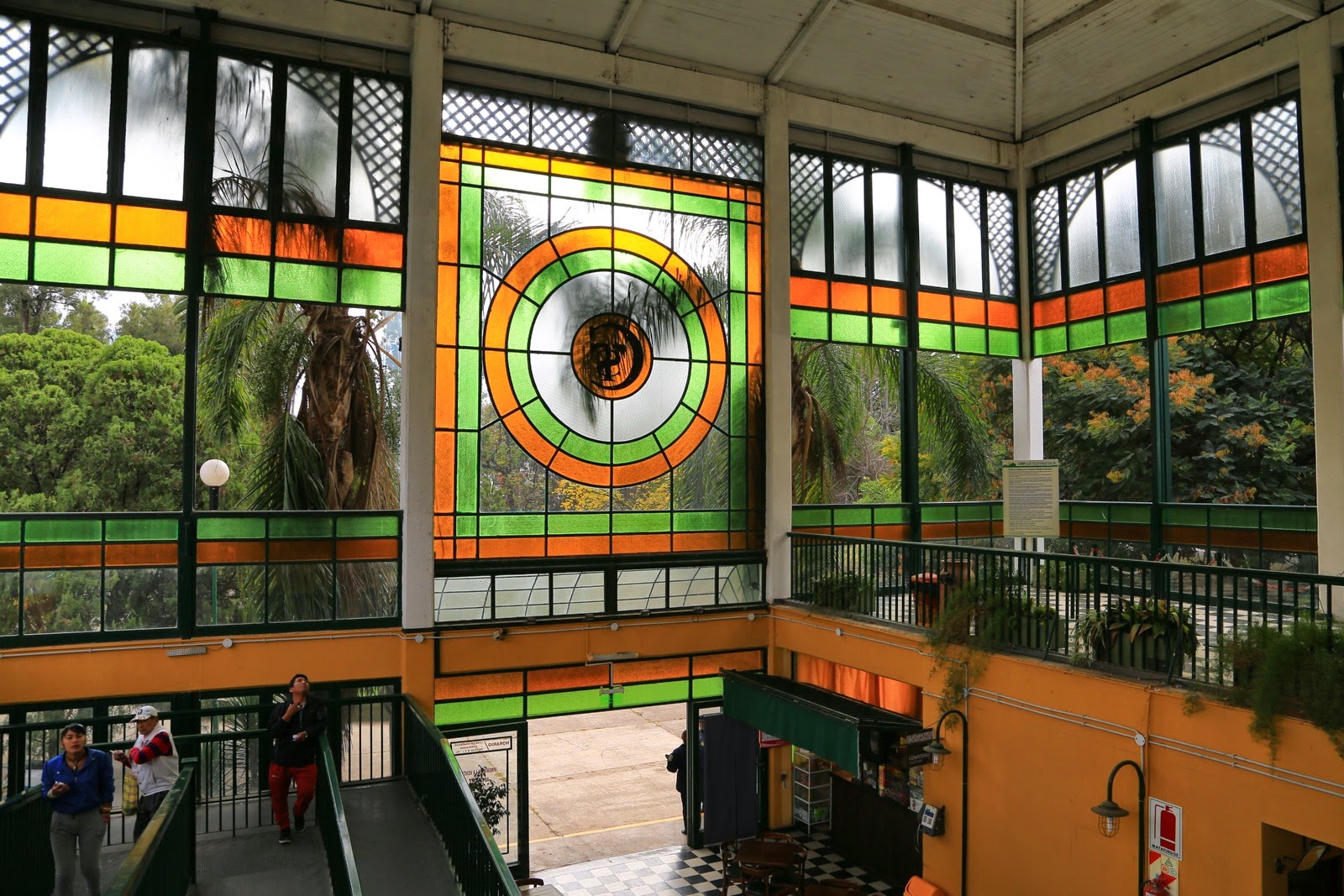 Vitraux colorés de la gare du téléphérique