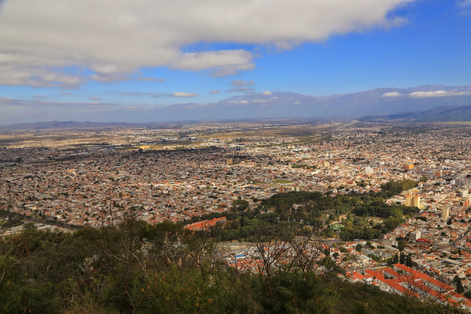 Panorama sur la ville et les montagnes